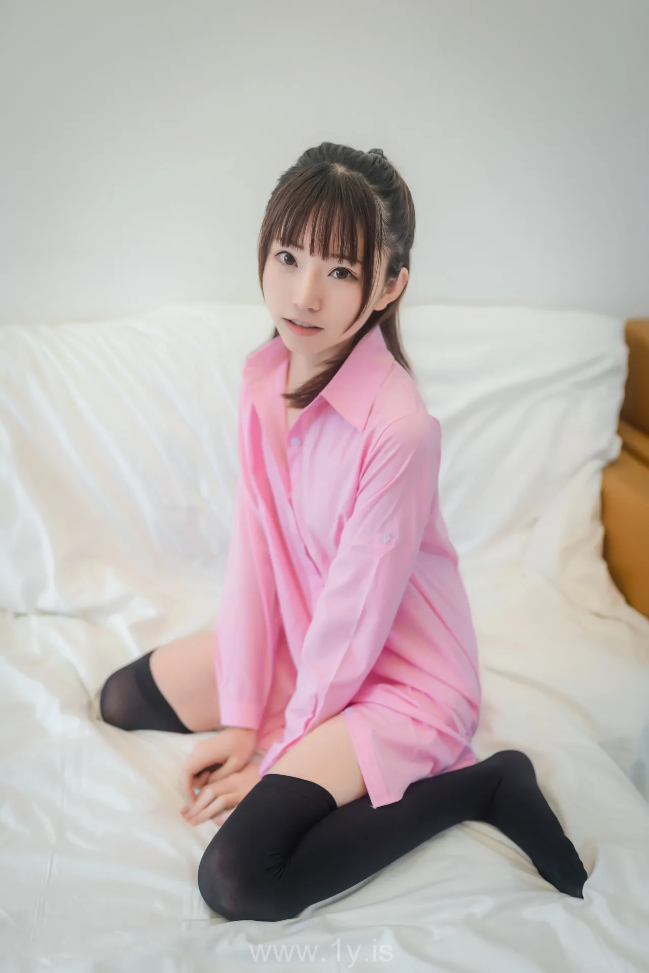 绮太郎 粉色衬衫